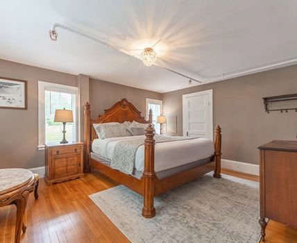 Room at Cranmore Mountain Lodge with king bed