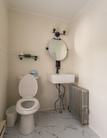 Smal bathroom with marble flooring